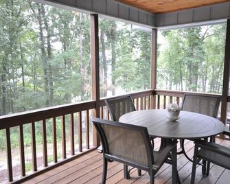Cozy Lakefront 2-bedroom cabin on Lake Chatuge in Hayesville Bonus sleeping area - Hayesville - Balcón