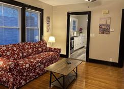 Hunter #2, Private One Bed near Xavier & Downtown - Bellevue - Living room