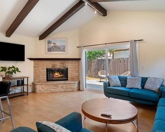 Enjoyable townhome with AC in vibrant Los Angeles - Los Angeles - Living room