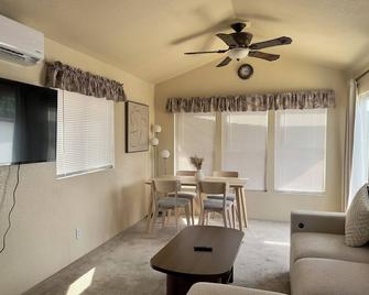 Comfy 1-bedroom mobile home in Hanford near Downtown - Hanford - Вітальня