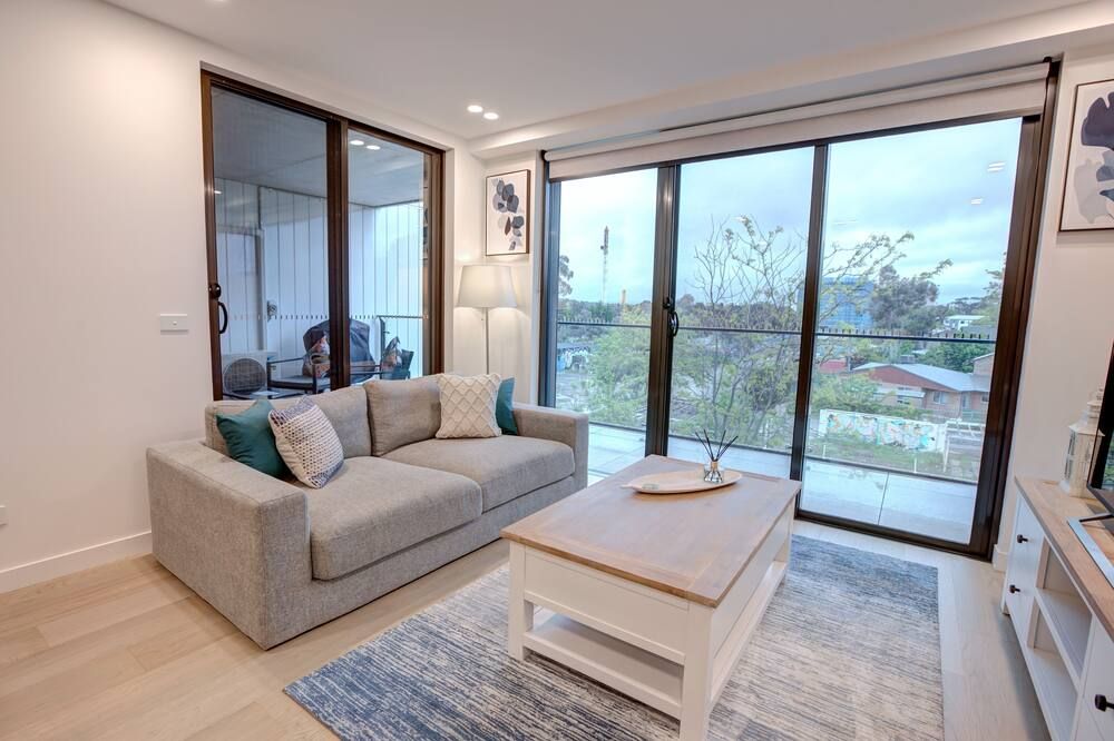 The Hamptons -Coastal Luxe Dual Suite - 2 Bed 2 Bath, Rooftop Pool & Free Parking - קנברה - סלון