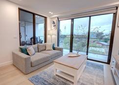 The Hamptons - Lux 2 Bed 2 Bath, Pool - Central Location - Canberra - Living room