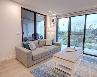 The Hamptons -Coastal Luxe Dual Suite - 2 Bed 2 Bath, Rooftop Pool & Free Parking - קנברה - סלון