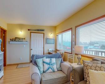 Oceanview & dog-friendly home with fenced yard - dig for clams - Pacific Beach - Sala de estar