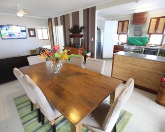 Vanuatu Beachfront Apartments - Port Vila - Essbereich
