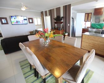 Vanuatu Beachfront Apartments - Port Vila - Essbereich