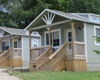 Cozy cabin 2 in wonderful Nebraska City with WiFi, AC - Nebraska City - Budova