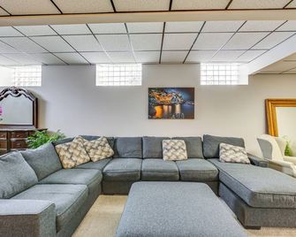 1 Mi to Dtwn Cozy Retreat in New Kensington! - New Kensington - Living room