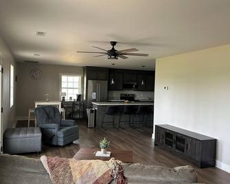 Barndominium in the country. Two acre fishing lake, large porch and Pickleball. - Franklin - Living room