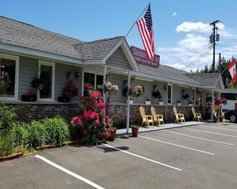 Fundy Rocks Resort Motel Room Close to Famous Hopewell Rocks, - Hopewell - Building