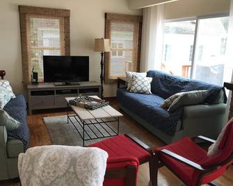 Happy Place On Lake Sunapee - 10 minutes from the ski resort - Newbury - Вітальня