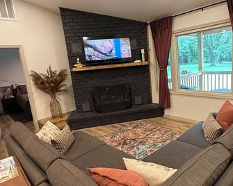 “Creekside” 4 bedroom, 2 bath home on Labette creek in Parsons, Ks. - Parsons - Living room