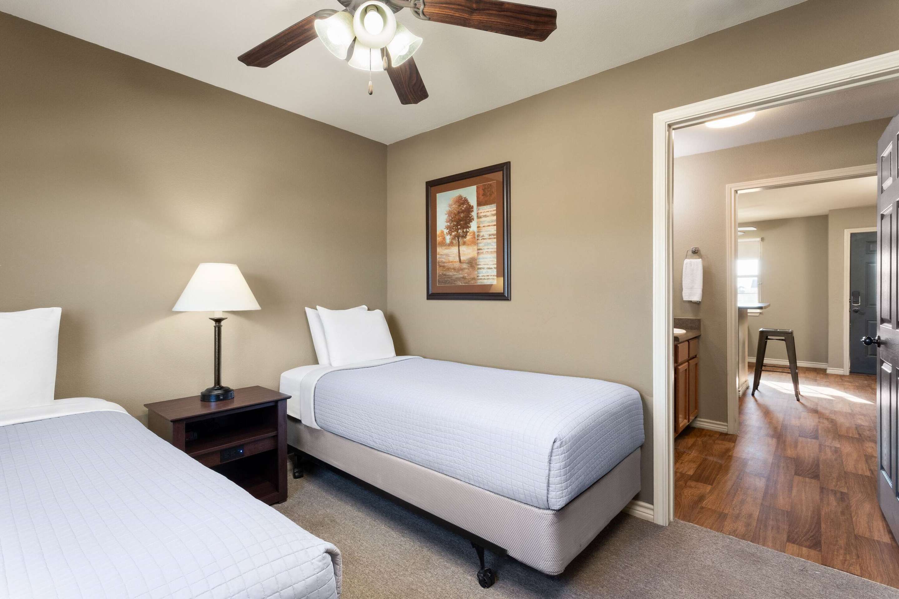Eagle's Den Suites Kenedy a Travelodge by Wyndham - Kenedy - Ložnice