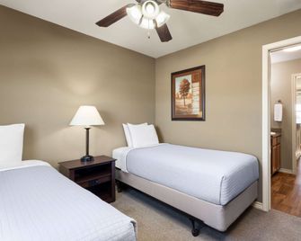 Eagle's Den Suites Kenedy a Travelodge by Wyndham - Kenedy - Ložnice