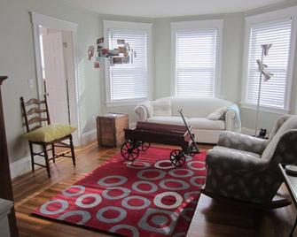 Family friendly home in historic Salem - Salem - Living room