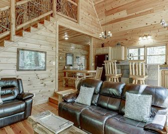 Wooded ViewsNear Helen w Fireplace & Hot Tub - Cornelia
