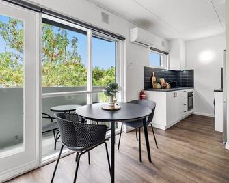 Delightful 1-Bed Apartment Steps From Royal Park - Melbourne - Menjador