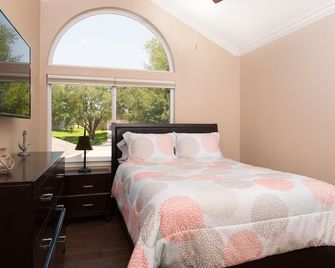 A lakefront getaway - Willis - Bedroom