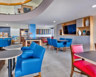 Holiday Inn Express Detroit-Warren (Gm Tech Ctr) By IHG - Warren - Lounge