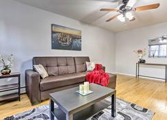 Ideally Located Jersey City Home, 8 Mi To Nyc - Jersey City - Living room