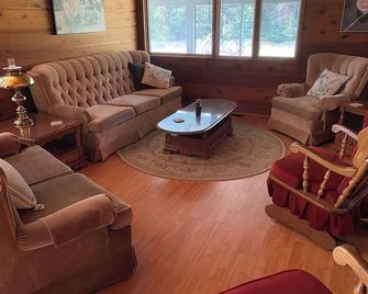 Cozy Cedar Cabin 4 season estate, Games Room, Beach & Trail access, Sled/XSki - Wanasing Beach