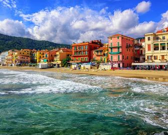 Casa Angerin 2 - 100m From sea - Alassio - Gebouw