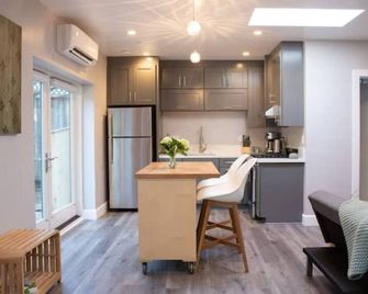 Modern Garden View Home w/ free parking, unique art & furniture: a Superhost - Mill Valley - Kitchen