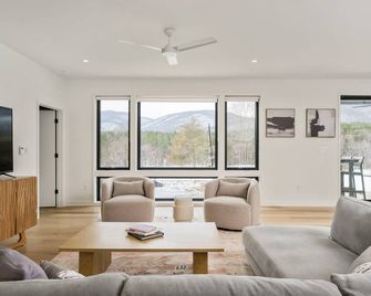 Contemporary Mountain Holiday Home with Hot Tub - Afton - Living room