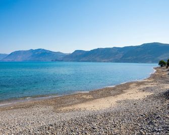 Villa Liakada: Directly At The Sea with private pool - Kissamos - Plaża