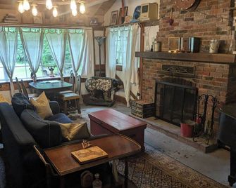 Cozy 1-bedroom cabin in amazing Milford with WiFi, AC next to stream. - Milford - Living room