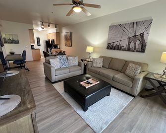 2+2 Beautiful renovated unit in San Fernando Valley / Los Angeles / - Los Angeles - Living room