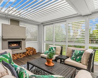 Norfolk Charmer - Charming bach with amazing outdoor living and large flat lawn - Kaiwaka