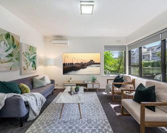 Walk to the Grand Prix track. Light and bright ground floor 2 bedrm apartment. - St Kilda - Salon