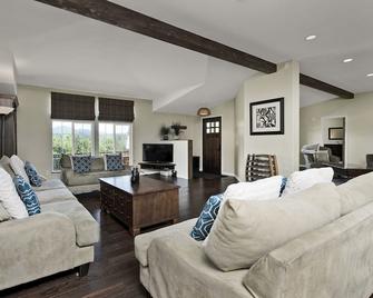 Starling's Rest, sleeps 10, Pool/Spa, Playground - Cloverdale - Huiskamer