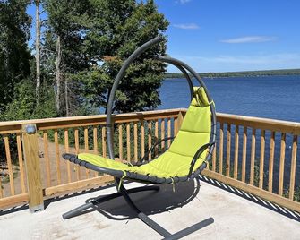 3 bedroom cabin on the lake with indoor fireplace. Pet friendly. - Au Train - Balcony