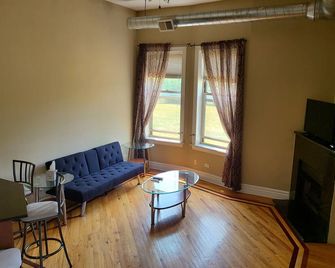Bright 2 Bed/2 Bath Condo With Patio Less Than 10 Mins From Major Attractions - شيكاغو - غرفة معيشة