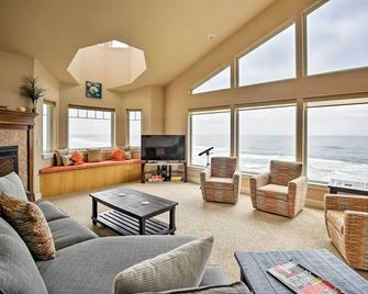 Oceanfront South Beach Home w/Hot Tub & Sauna - South Beach - Living room