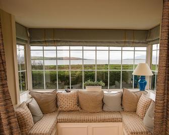Beautiful location with sea views & beach close by. - Isle of Bute - Living room