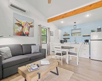 Paintbrush Waterfront Cottage - Fredericksburg - Living room