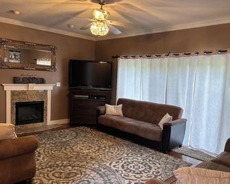 Beautiful Home in Happy Valley 2.2 Miles from Beaver Stadium - Lemont - Wohnzimmer