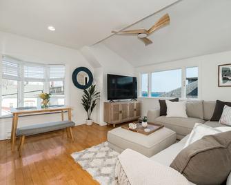 Cbythesea - Ocean View Penthouse - Gloucester - Living room