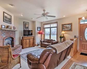 McNivens Rest Guest House with Mtn Views! - Livingston - Living room