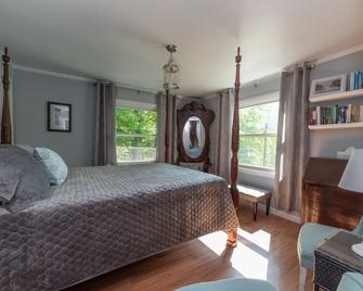 Beautiful N. Adams-Williamstown Lake House - North Adams - Bedroom