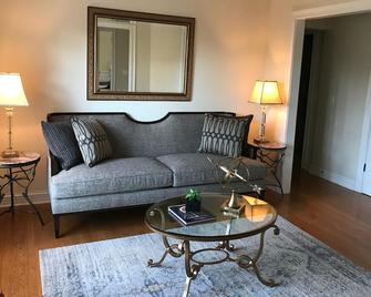 Beautifully Decorated Ranch, minutes from Lakefront, Beach and Downtown - Lake Forest - Living room