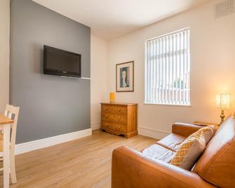 Platform Port Area Apartment 2 With Free Street Parking - Hull - Living room