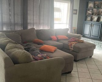 Spacious Retreat with room for large groups! 2 living areas and a large kitchen. - Calhoun - Living room