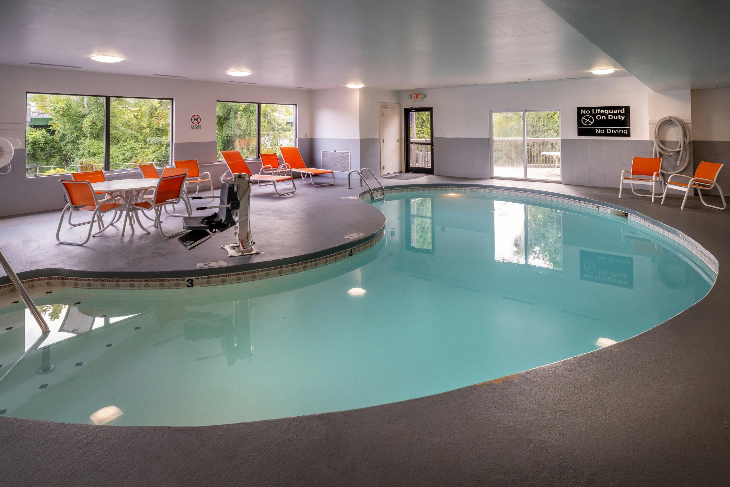 Hampton Inn Charleston-Downtown (Civic Center) - Charleston - Pool