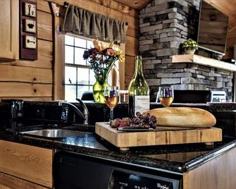 Luray Couples Mountain Log Cabin #10 Fireplace Hot Tub Near Shenandoah Park - Stanley - Kitchen