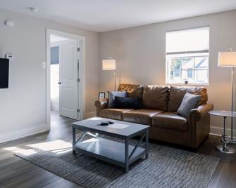 ✧ Knoxville Historical Hideaway ✧ Midnight Suite - Knoxville - Wohnzimmer