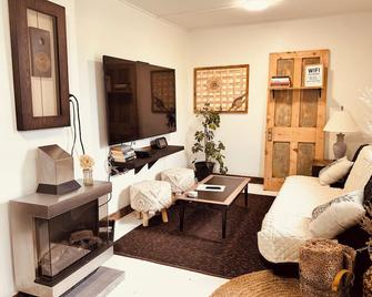 Quiet Cottage Near Turkey Point and Port Dover - Simcoe - Living room